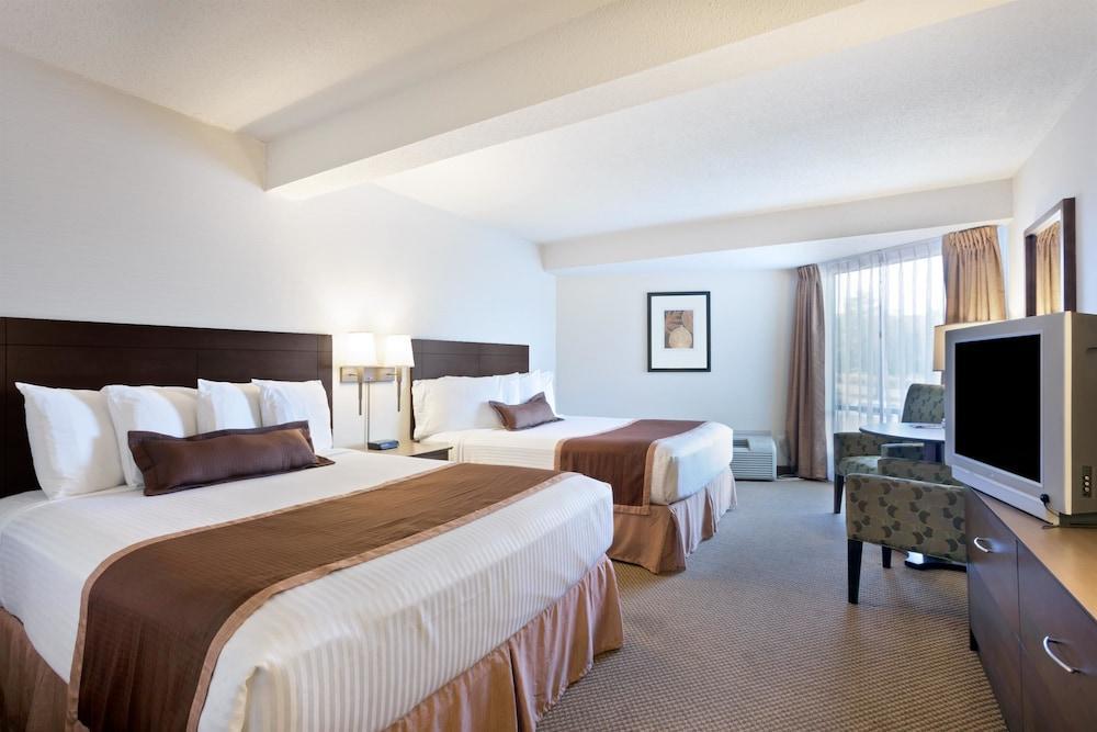 Ramada By Wyndham Kamloops Hotel Екстериор снимка