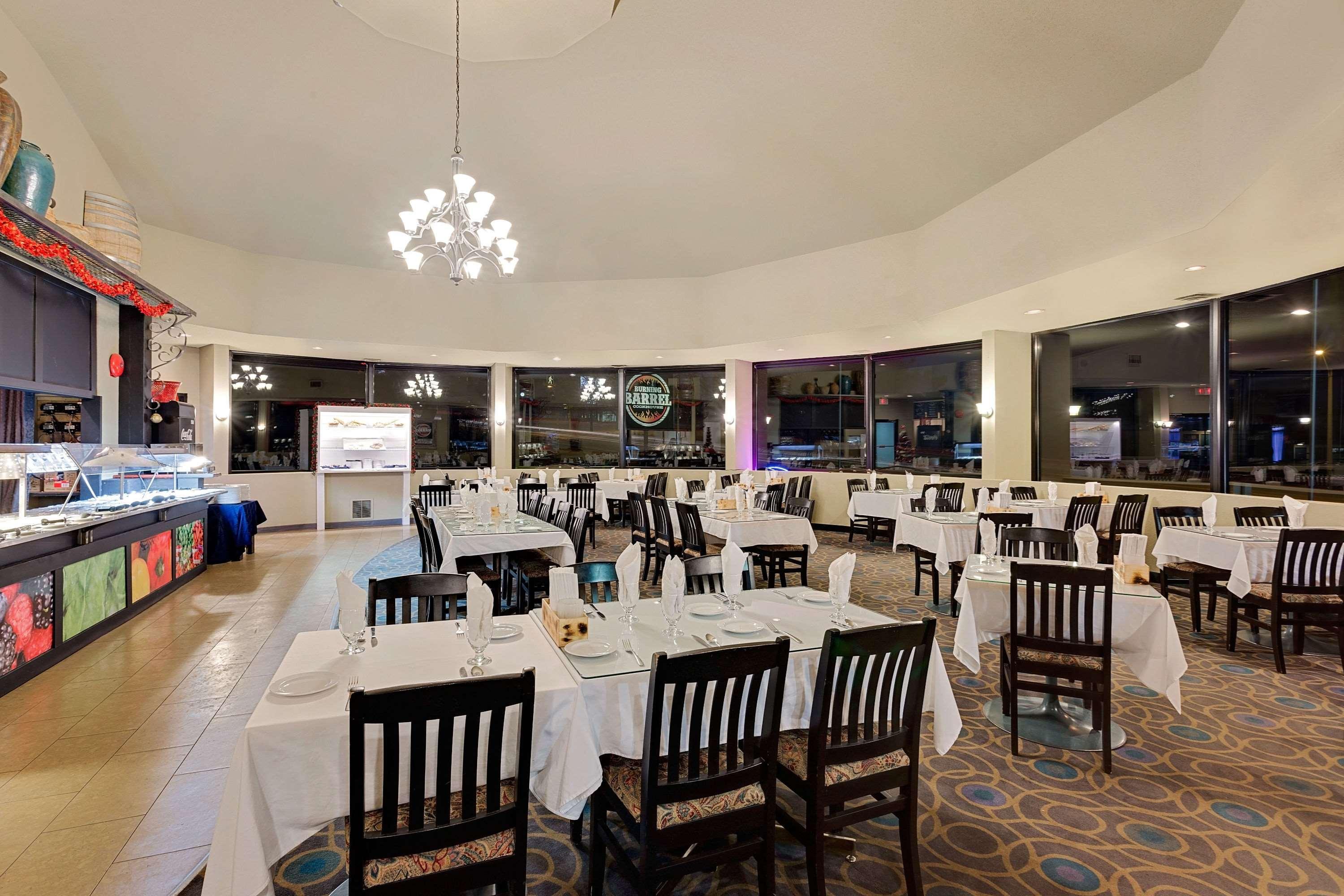 Ramada By Wyndham Kamloops Hotel Екстериор снимка