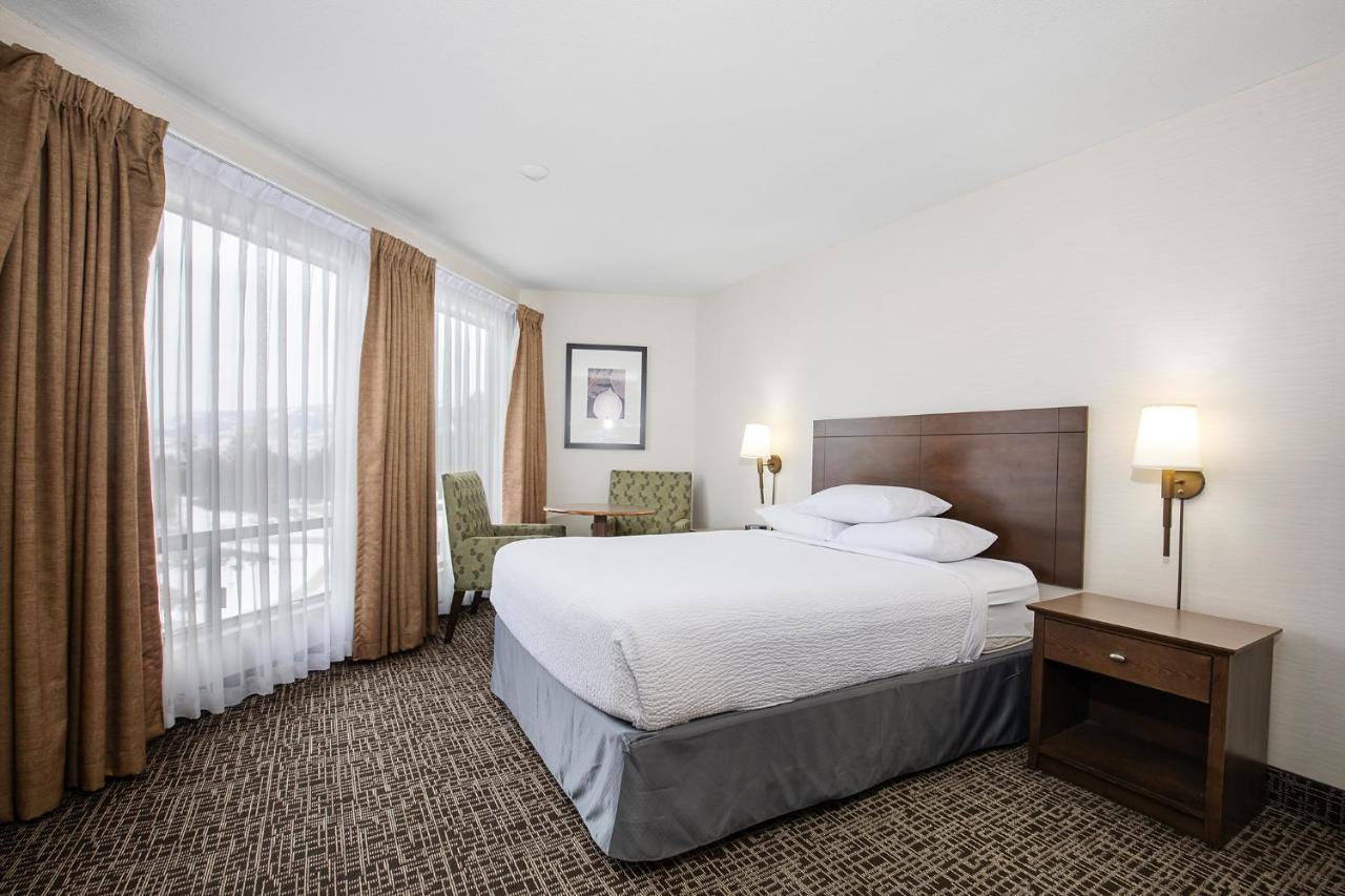 Ramada By Wyndham Kamloops Hotel Екстериор снимка