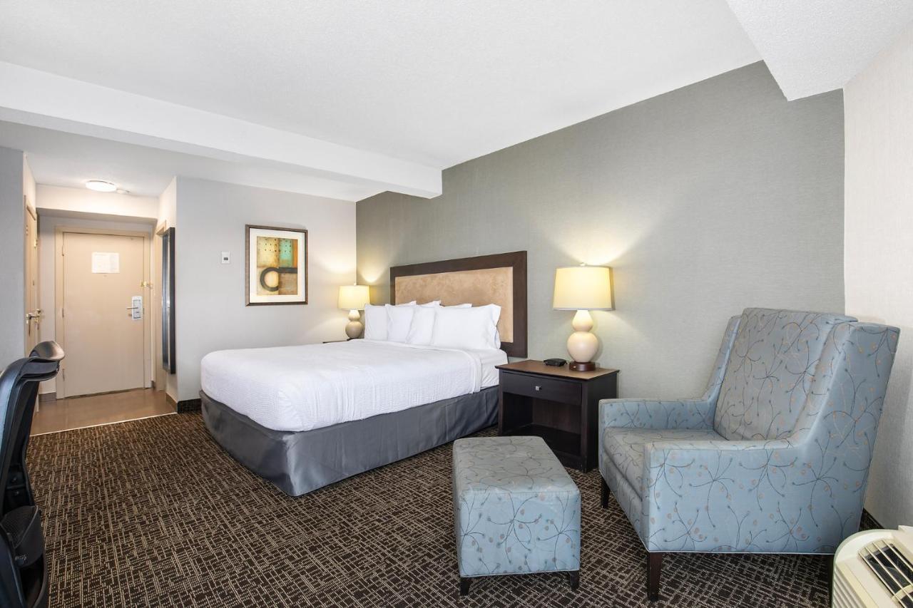Ramada By Wyndham Kamloops Hotel Екстериор снимка