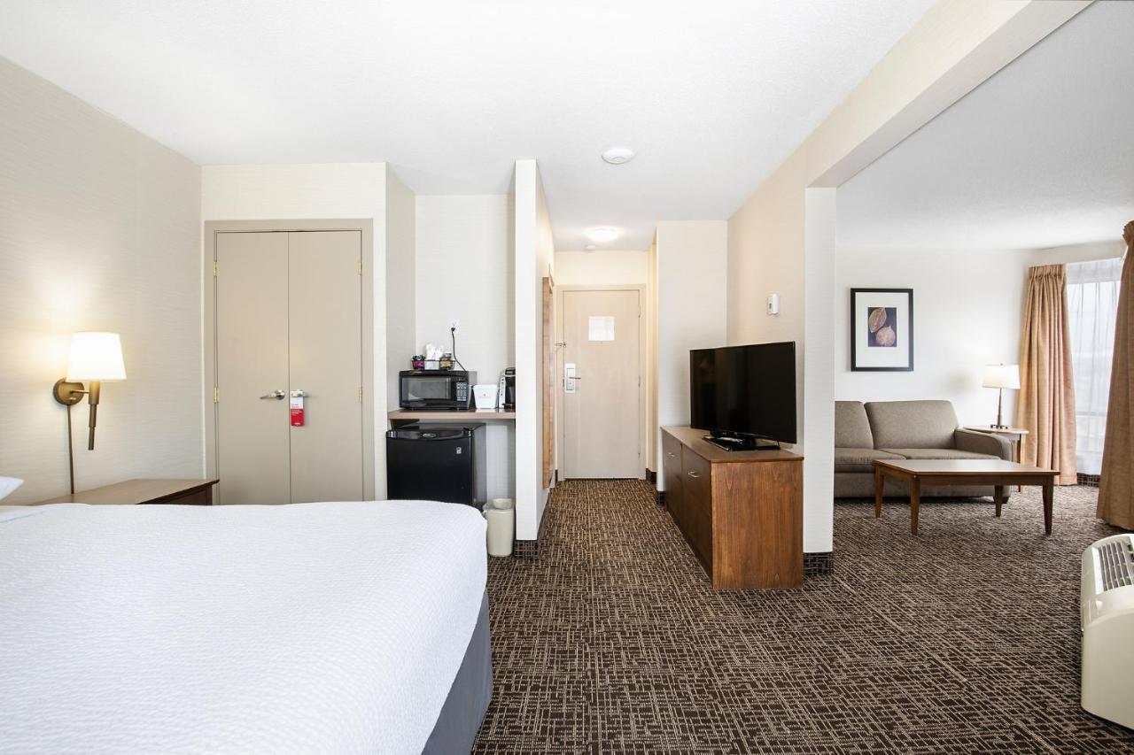 Ramada By Wyndham Kamloops Hotel Екстериор снимка