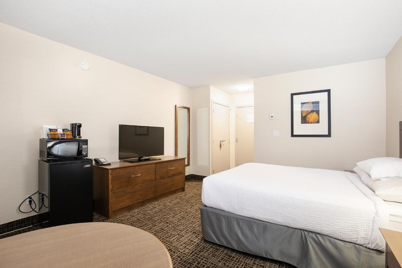 Ramada By Wyndham Kamloops Hotel Екстериор снимка