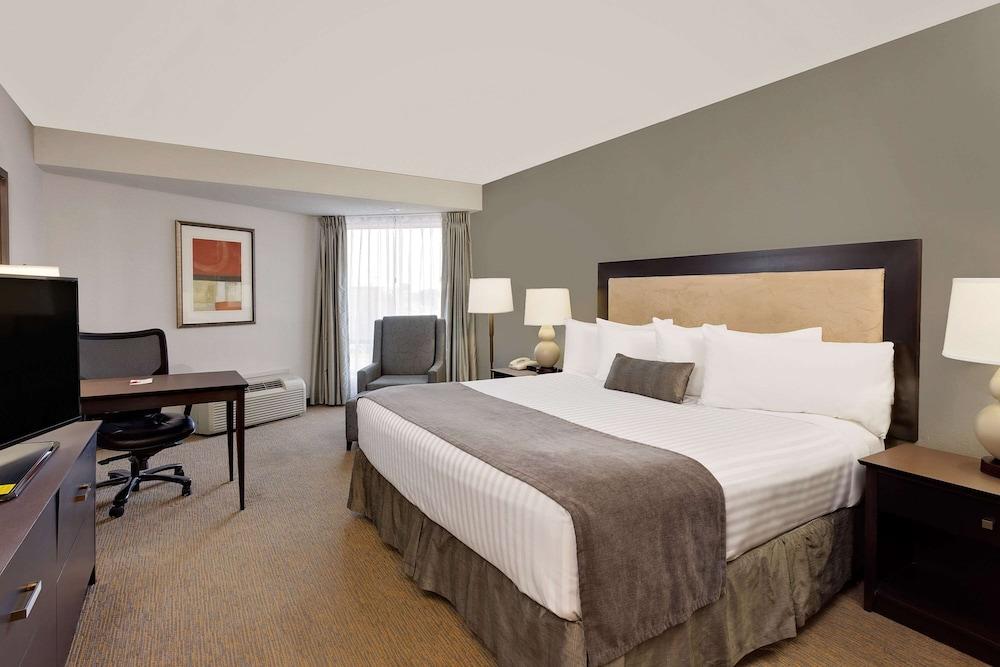 Ramada By Wyndham Kamloops Hotel Екстериор снимка