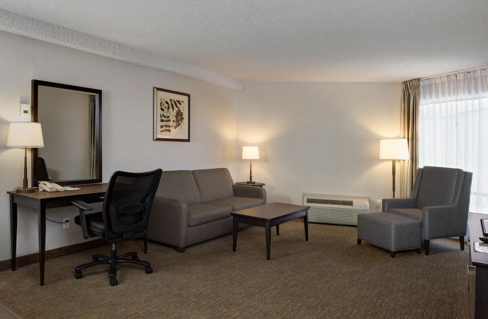 Ramada By Wyndham Kamloops Hotel Екстериор снимка