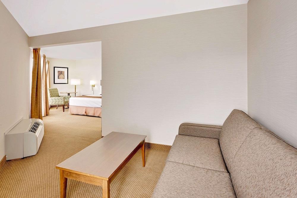 Ramada By Wyndham Kamloops Hotel Екстериор снимка