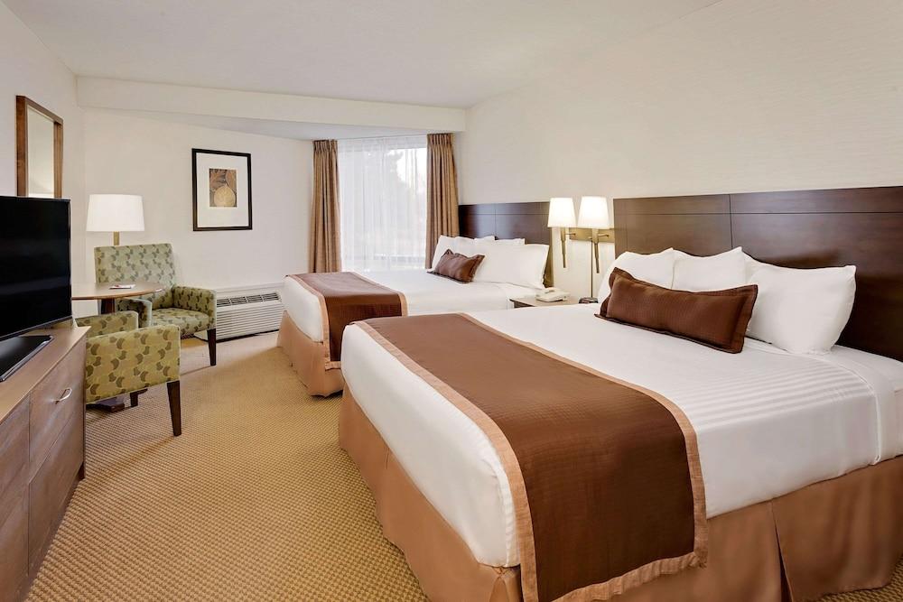 Ramada By Wyndham Kamloops Hotel Екстериор снимка