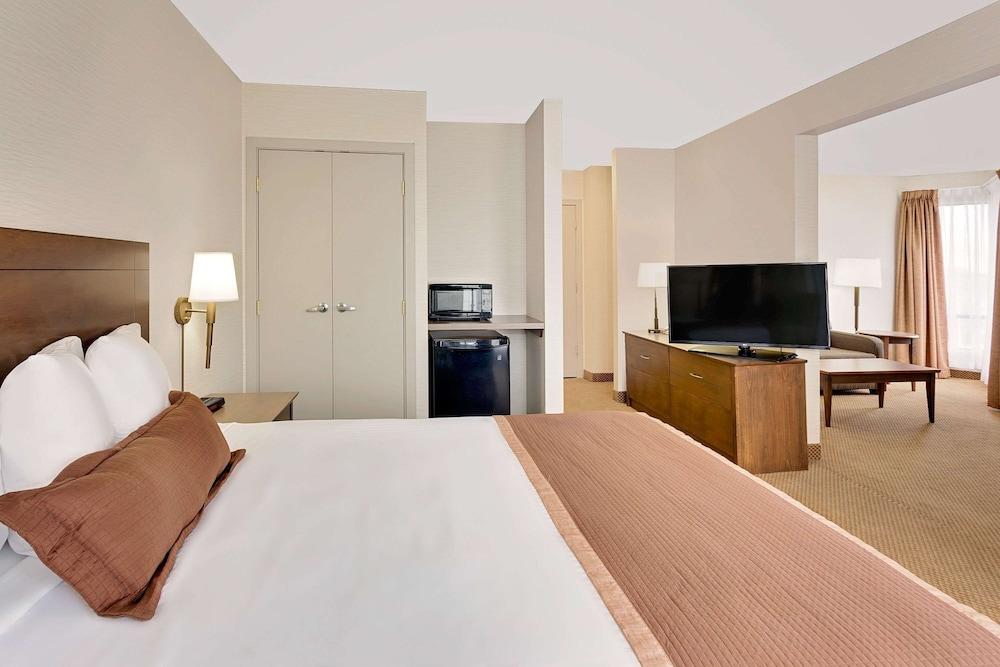 Ramada By Wyndham Kamloops Hotel Екстериор снимка