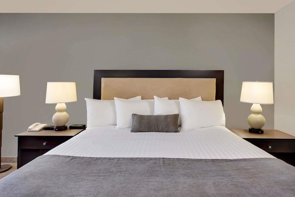 Ramada By Wyndham Kamloops Hotel Екстериор снимка