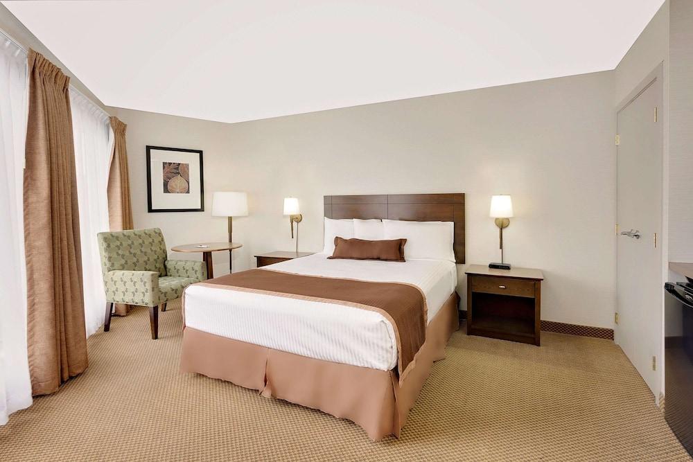 Ramada By Wyndham Kamloops Hotel Екстериор снимка