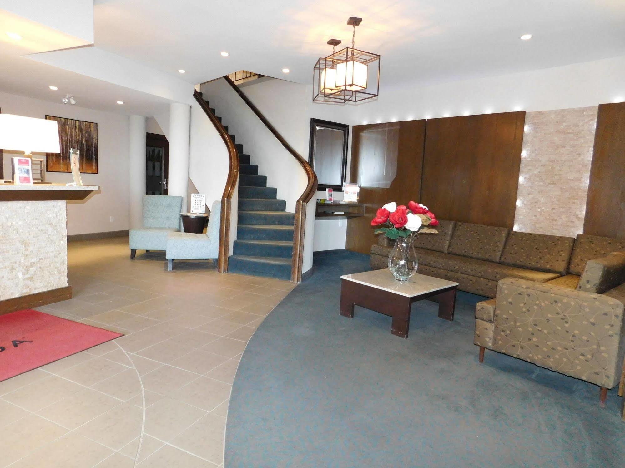 Ramada By Wyndham Kamloops Hotel Екстериор снимка