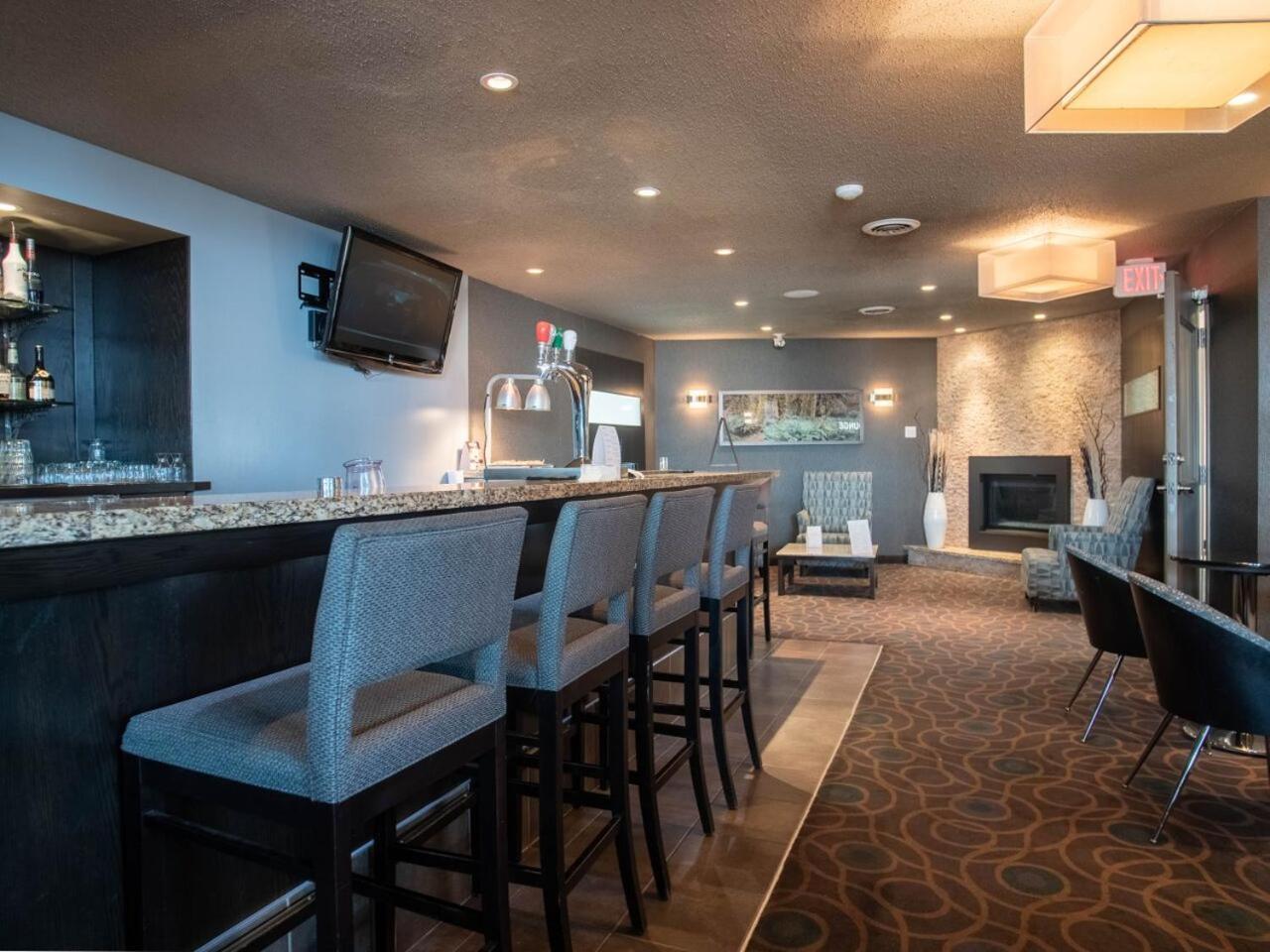 Ramada By Wyndham Kamloops Hotel Екстериор снимка